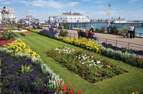 1423714454_eastbourneseafront.thumb.jpg.14d2f155975b0e2d85393346ef91c10e.jpg